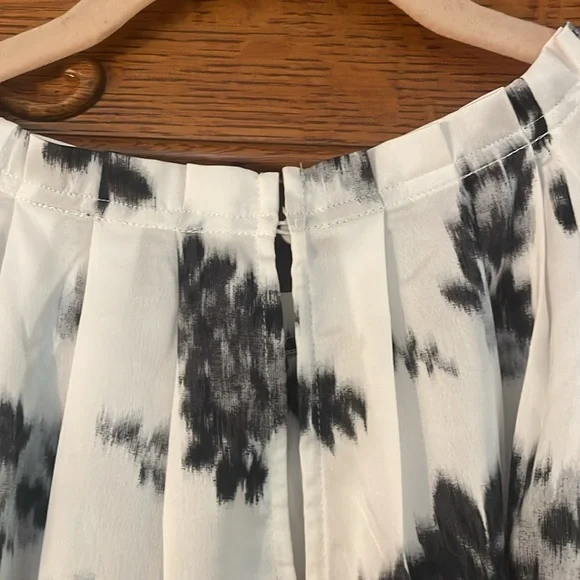 Ann Taylor Black and White Floral Blouse size M - Picture 6 of 6